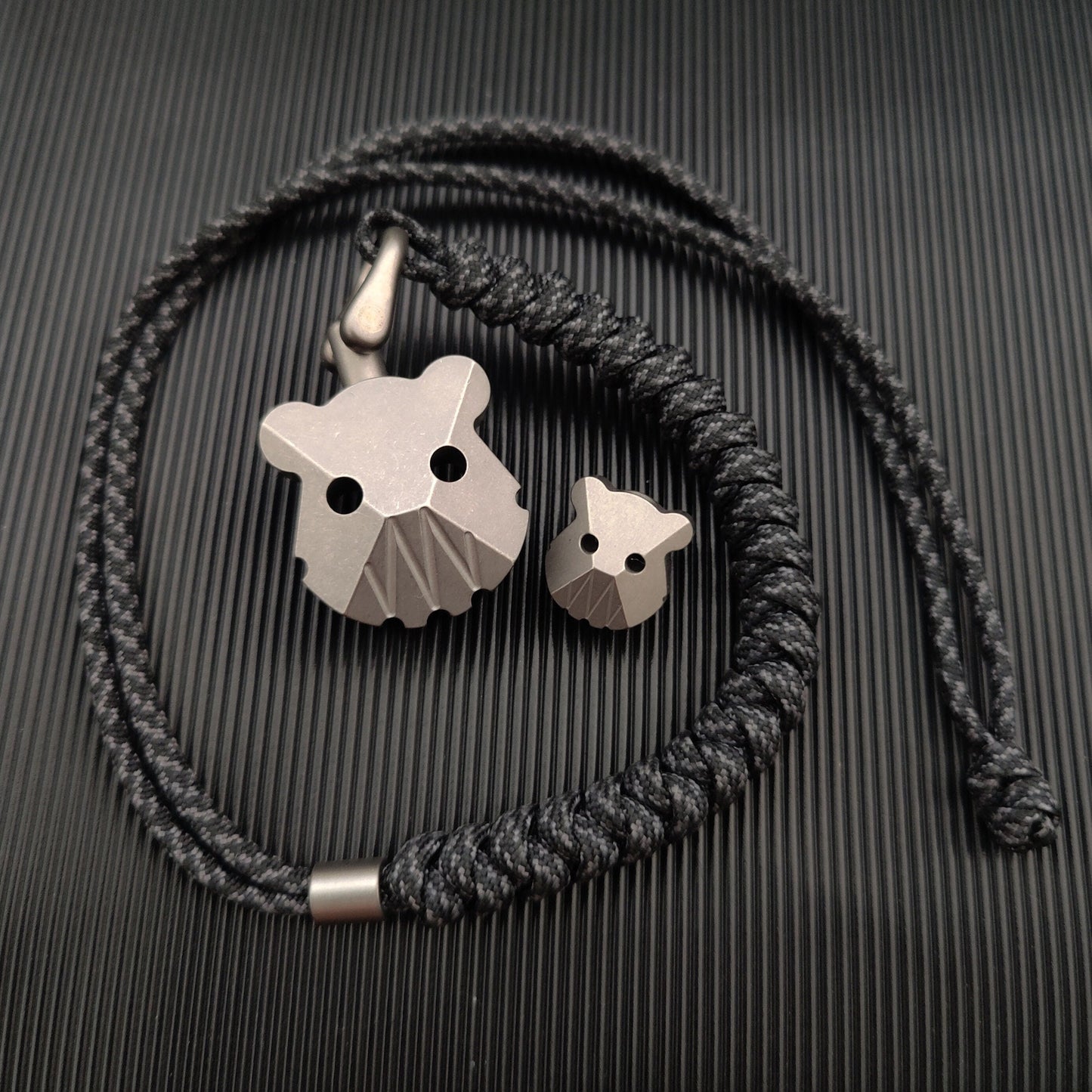 Paracord bead "Big Titanium Bear" Bear shape lanyard knife bead-EDC-custom bead-gift for men-Cool zipper puller-zipper head EDC